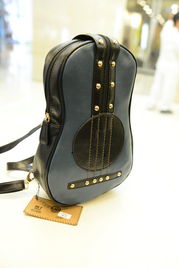 2013新款韩版男包 跨界潮流，从吉他包到潮酷双肩背包